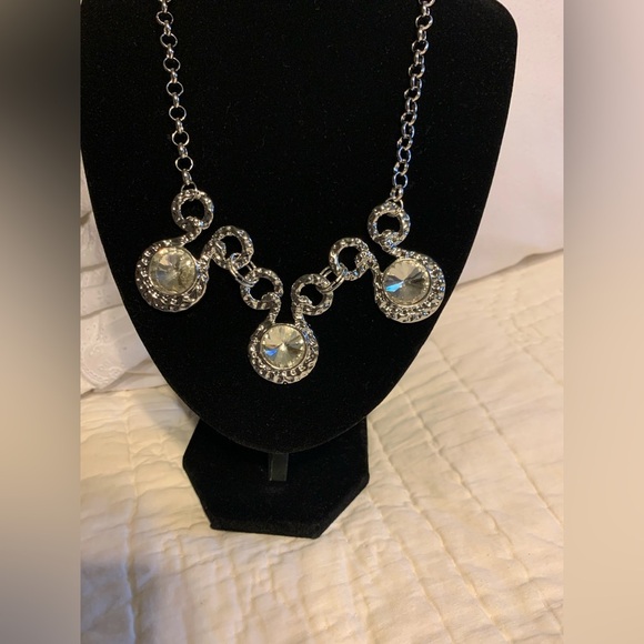 LARGE ROUND SPARKLY RHINESTONE SILVER NECKLACE & EARRING SET. Gorgeous!! - Picture 2 of 5